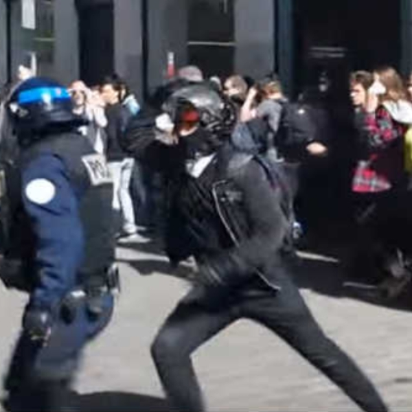 Coup de coude sur la police
